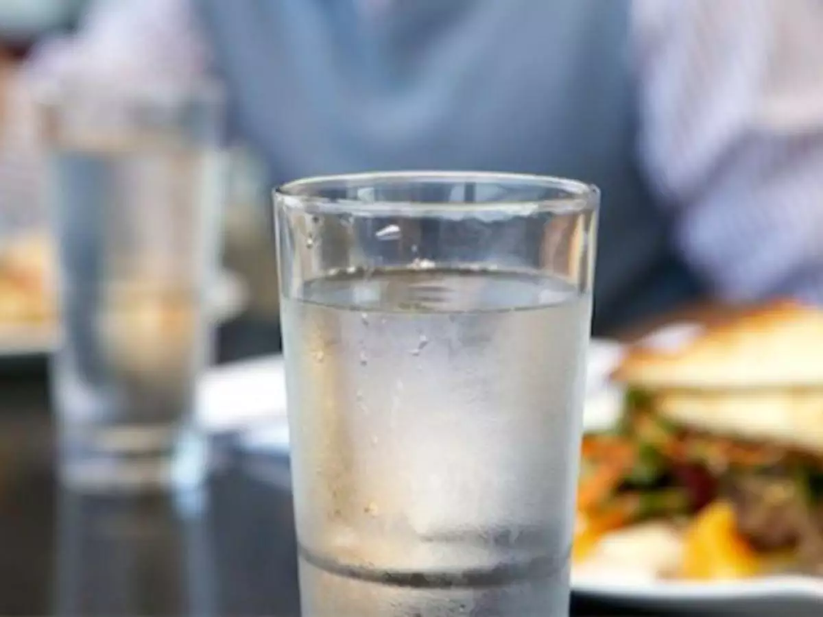 Beber água durante as refeições faz mal? Especialistas explicam