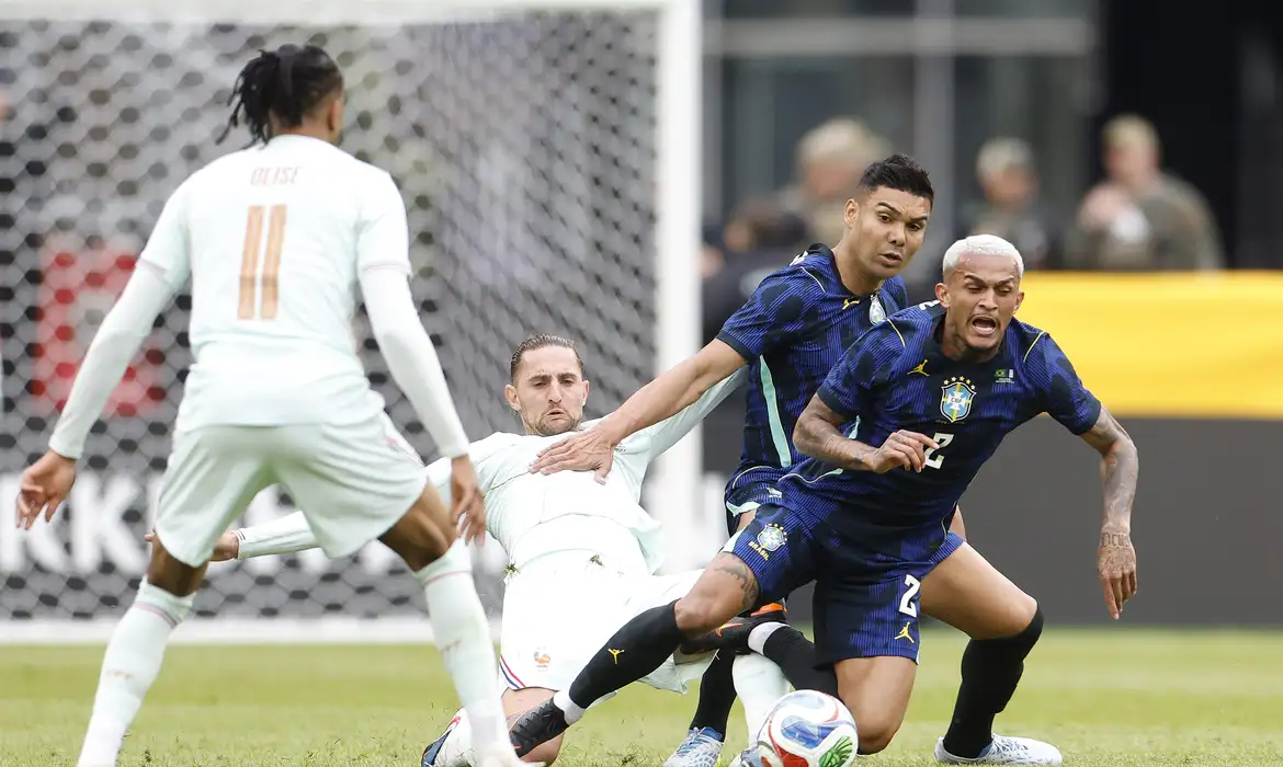 Brasil joga mal e perde de 2 a 1 para a França nos EUA