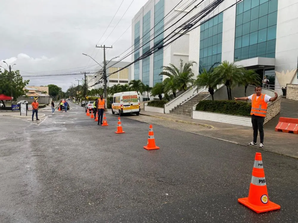 Pai é agredido durante roubo de carro na porta de escola em Lauro de Freitas