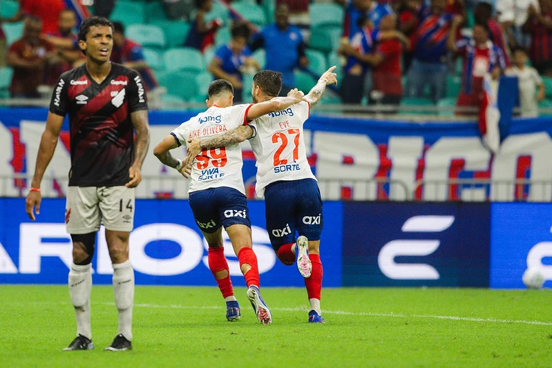 Bahia goleia o Athletico e assume 3º lugar no Brasileirão
