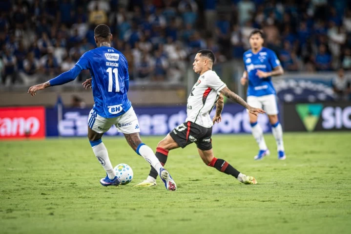 Cruzeiro domina o Vitória no Mineirão e vence por 3 a 0 pelo Brasileirão