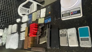 PM apreende armas e drogas e detém suspeito em Itamaraju