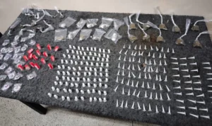 PM apreende drogas na Liberdade