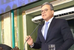 Ricardo Almeida propõe atendimento humanizado e prioritário para pessoas com autismo em exames laboratoriais em Salvador