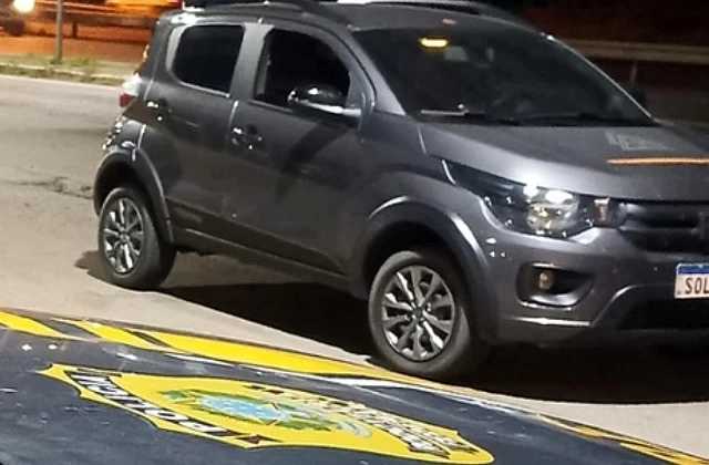 Veículo roubado é recuperado em frente à unidade operacional de Feira