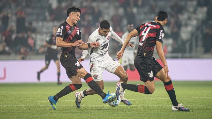 Vitória perde para o Athletico-PR fora de casa