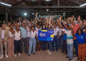Debinha lança programa com auxílio mensal de R$ 200 para estudantes do EJA
