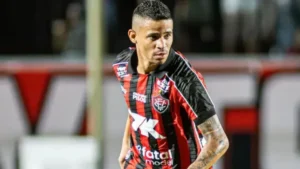 Erick e Fábio Mota são suspensos no Vitória por críticas à arbitragem