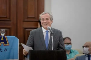 João Carlos Salles é eleito e assume novamente como reitor