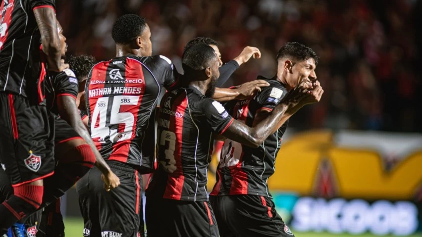 O LEÃO É MISERÊ! Vitória humilha o Coritiba no Barradão