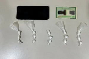PM prende suspeito com 15 porções de cocaína no Vale Verde