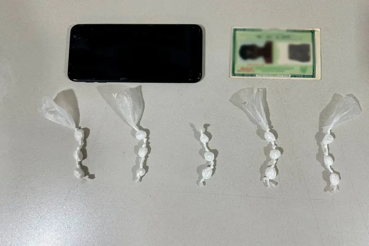 PM prende suspeito com 15 porções de cocaína no Vale Verde
