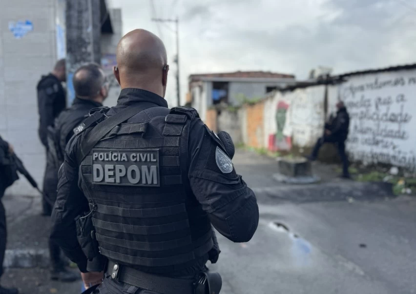 Polícia Civil apreende submetralhadora e munições após fuga de suspeitos