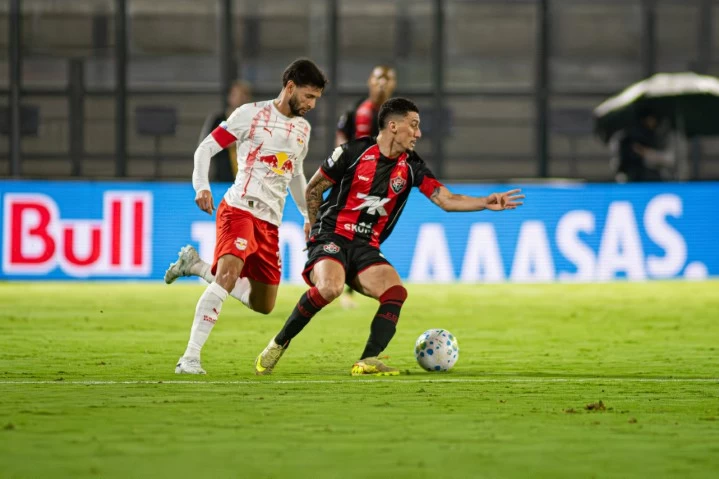 Vitória perde para o Bragantino e segue sem vencer fora de casa no Brasileirão