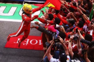 EMOCIONANTE! Hamilton chora após conquistar primeira vitória pela Ferrari