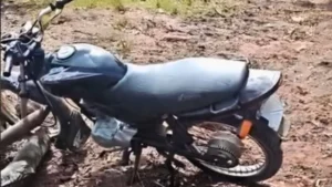 Polícia recupera moto furtada e prende homem com espingarda em Araci